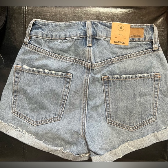 NWT Garage “Mom” denim shorts in size 0. - Picture 2 of 2